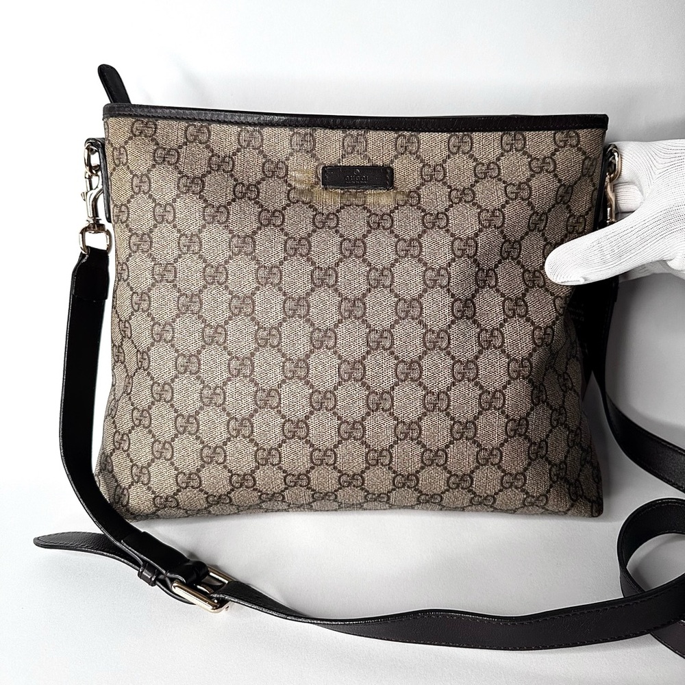 Authentic Gucci GG Supreme Messenger Bag 388924